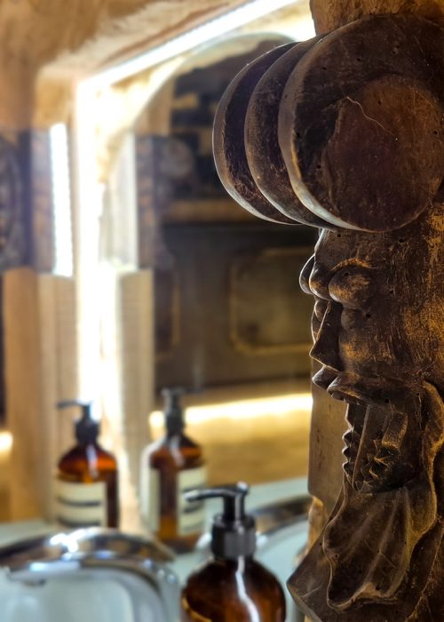 1503 gite couple perigord noir salle de bain sculpture visage