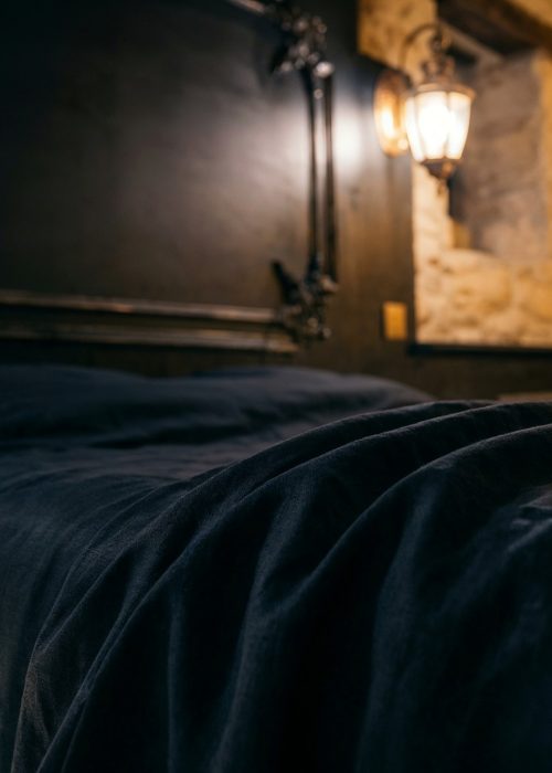 1503 gite couple sarlat lit linge sombre ambiance